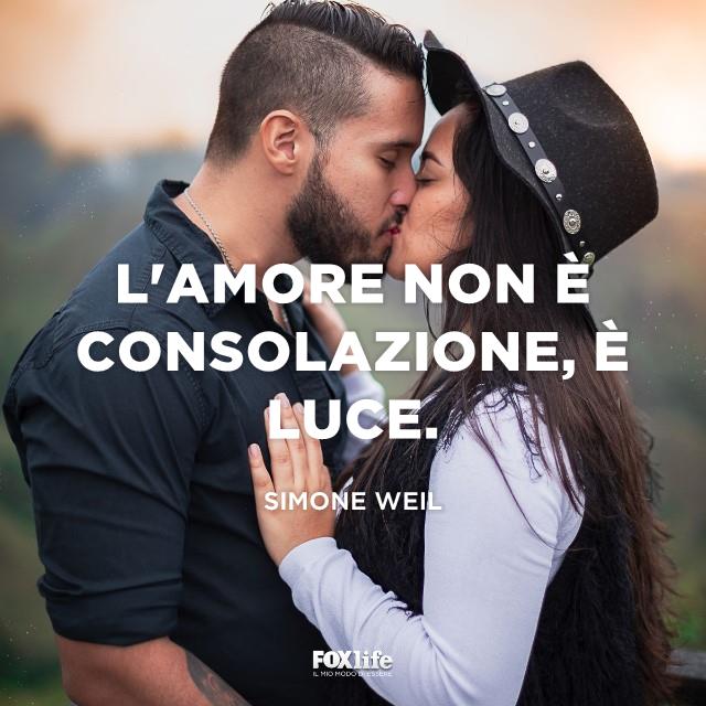 Amore è luce Coppia si bacia davanti a un panorama di montagna