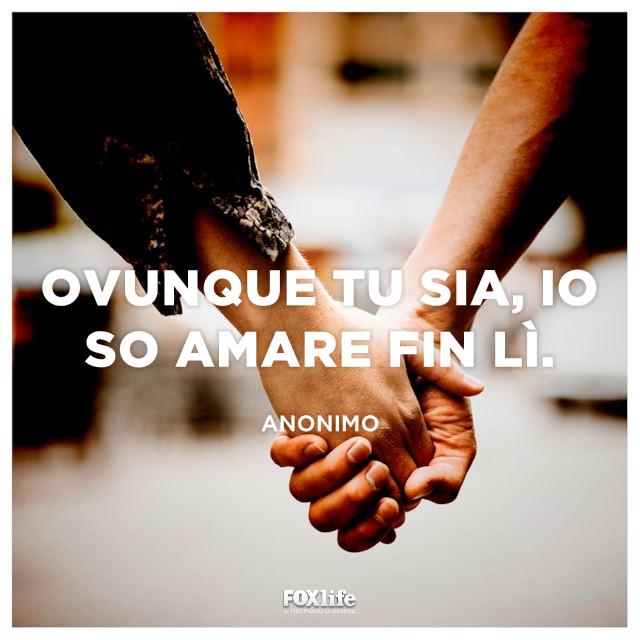 L'amore arriva ovunque Coppia si tiene per mano