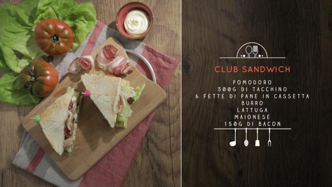 Club sandwich ripieno di maionese, tacchino, lattuga e bacon Club sandwich