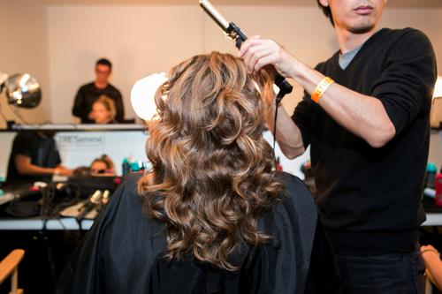 Capelli castani con onde morbide Capelli castani mossi e scalati