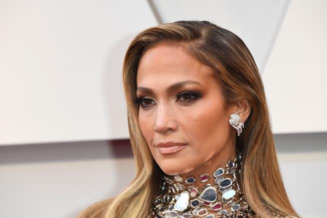 Jennifer Lopez, la nuova canzone è Medicine Medicine