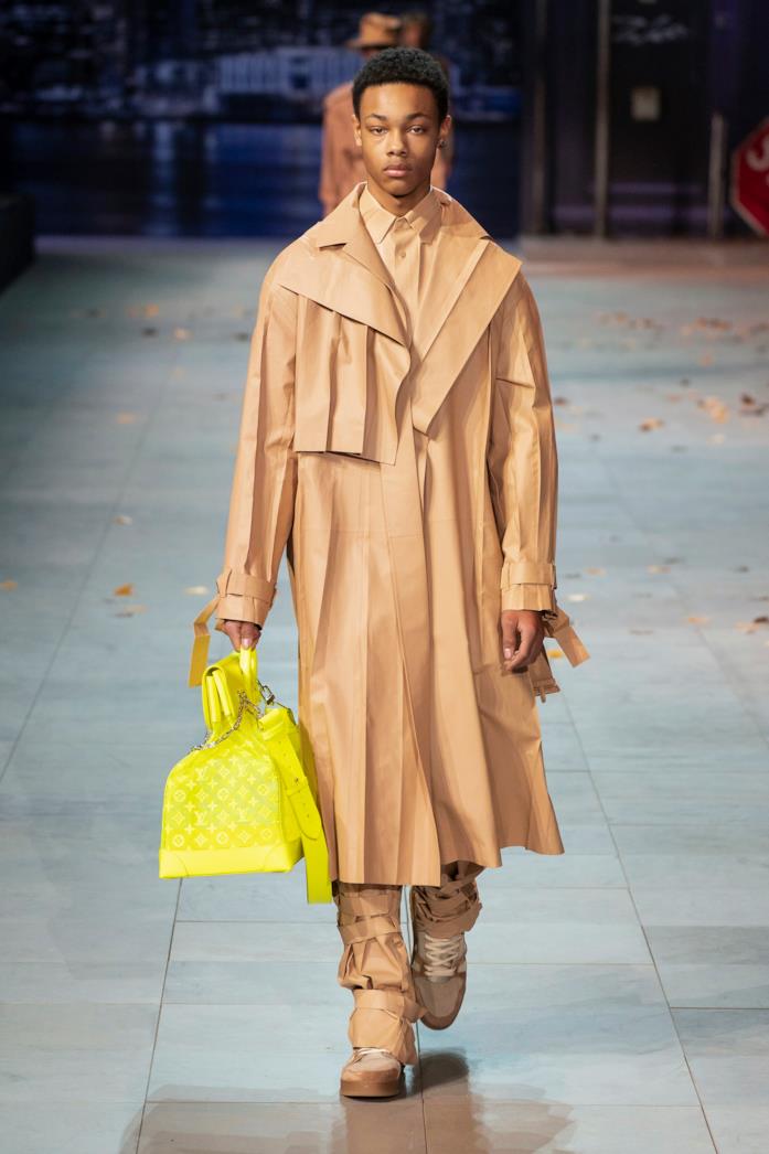 Fluo Bag Louis Vuitton Menswear Fall/Winter 2019-2020 Modella che sfila con borsa giallo fluo di Louis Vuitton Menswear Fall/Winter 2019-2020