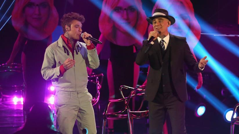 L'annuncio di J-Ax e Fedez: il prossimo 4 maggio esce l'ultimo singolo insieme. J-Ax e Fedez che cantano.