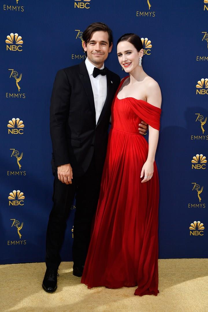 Rachel Brosnahan ed il compagno Jason Ralph agli Emmy Rachel Brosnahan ed il compagno Jason Ralph sul red carpet degli Emmy