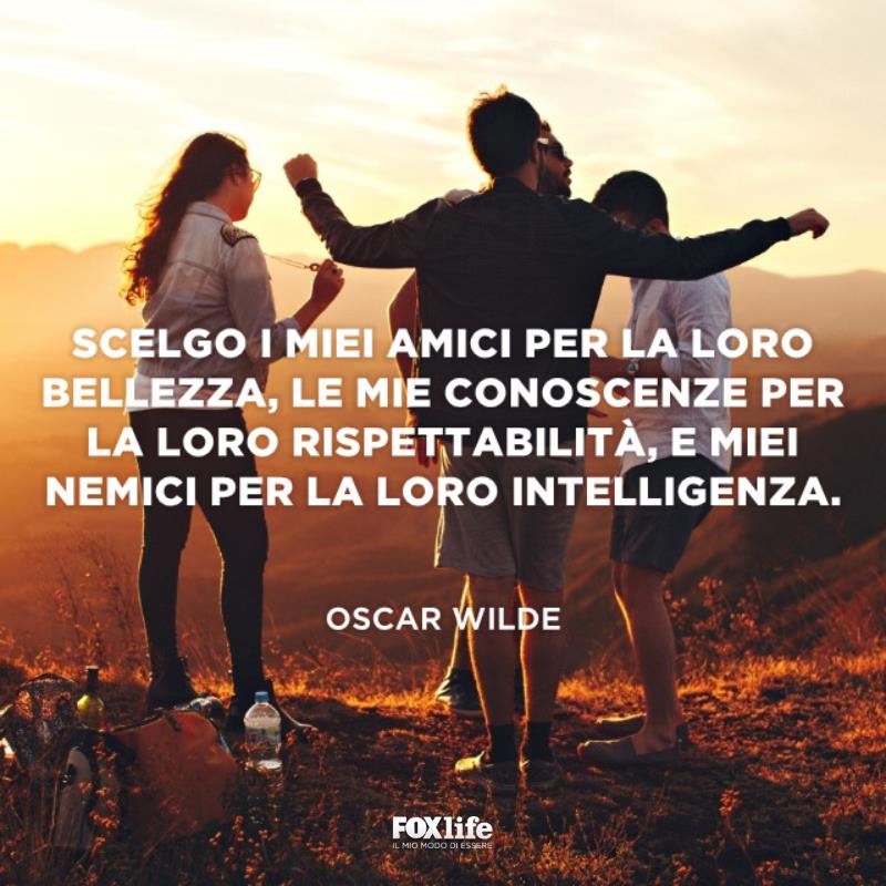 Frase amici Gruppo di ragazzi in collina