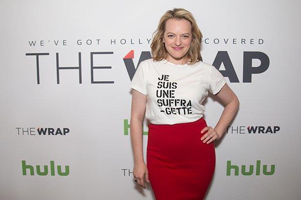 Elisabeth Moss con una maglietta rivelatrice L'attrice Elisabeth Moss