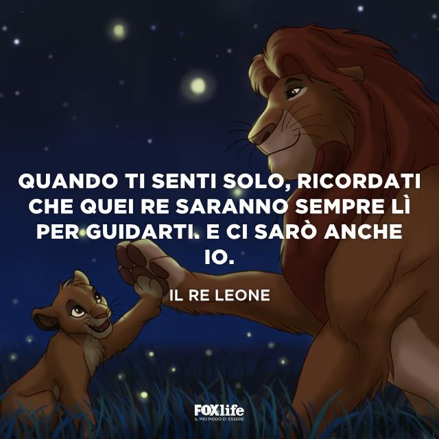 Frase sulla famiglia del Re Leone Simba e suo padre in un prato