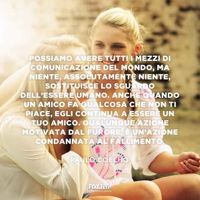 Sguardo essere umano Ragazze sedute vicine sorridono
