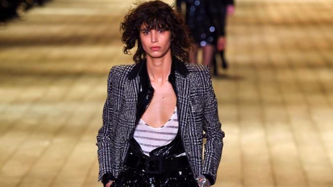 La modella sfoggia un look in bianco e nero di Yves Saint Laurent La collezione di Yves Saint Laurent autunno 2018