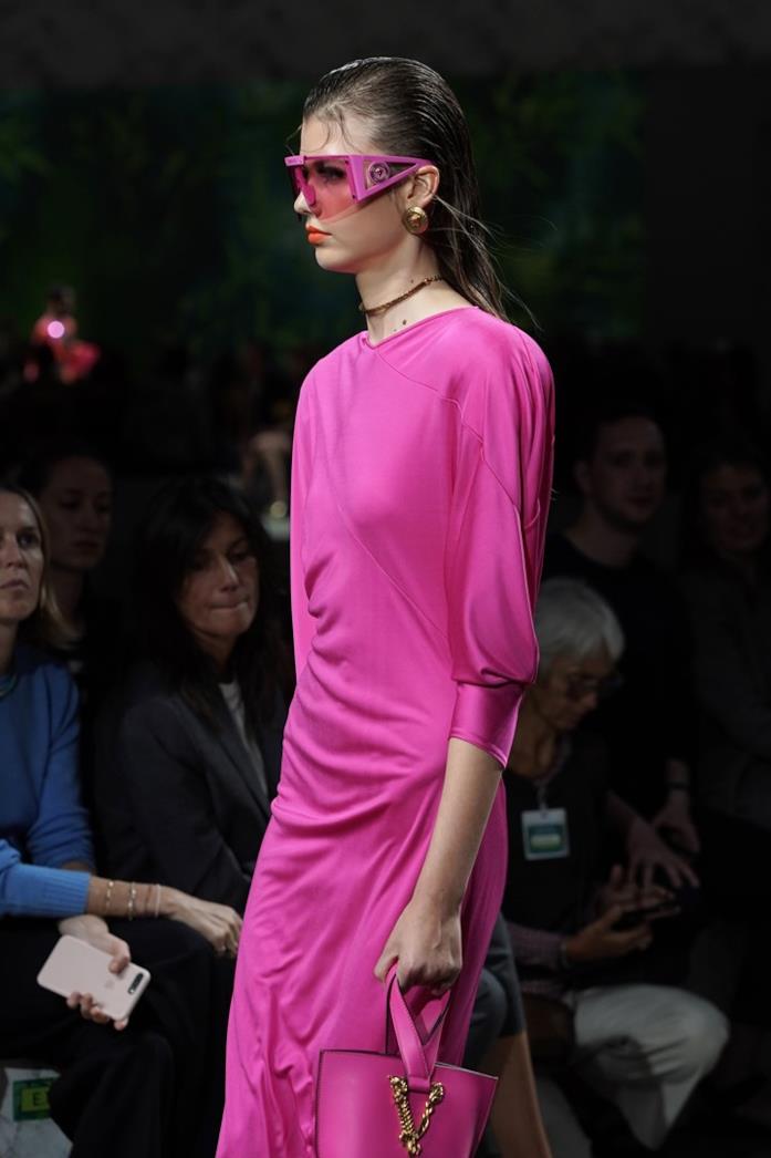 Sfilata Versace Un look della sfilata Versace