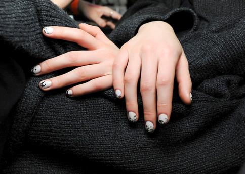 Unghie con smalto bianco Unghie corte con smalto bianco