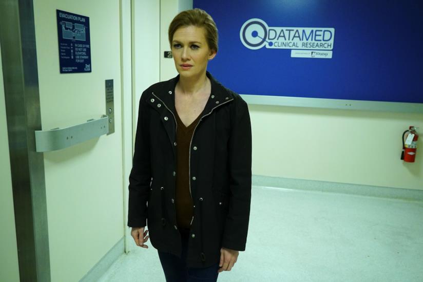 L'amore è una droga, e ce lo dimostra il terzo episodio di The Catch. Ecco il nostro commento Alice all'interno della clinica in cerca di informazioni per il suo caso