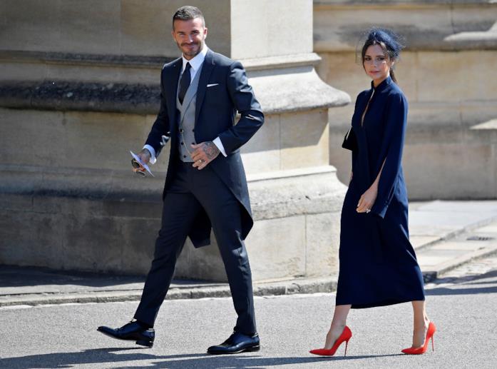 Abito midi e décolleté dai colori accesi per Victoria Beckham Look total blu per l'ex Spice Girl
