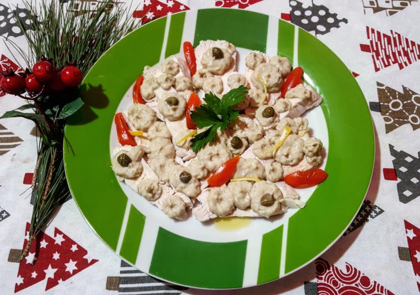 Petto di pollo tonnato Piatto di carne e salsa bianca