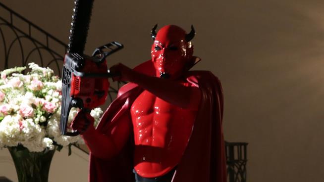 Red Devil Red Devil con in mano la motosega