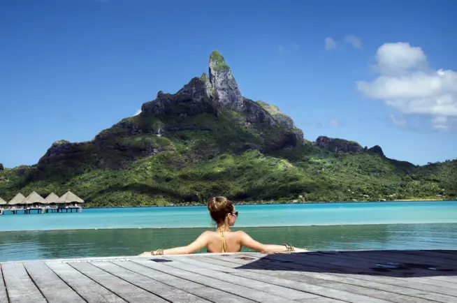 Ragazza in vacanza a Bora Bora Donna in vacanza in resort a Bora Bora