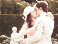 Chris Pine e Anne Hathway in Principe Azzurro Cercasi Chris Pine e Anne Hathway in una scena di Principe Azzurro Cercasi