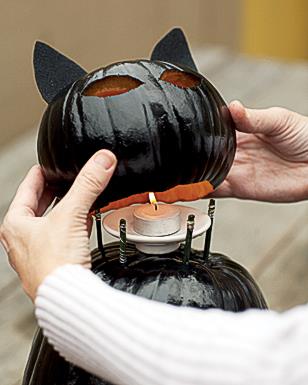 Lanterna con la zucca a forma di gatto La parte superiore della lanterna viene fissata nella parte inferiore