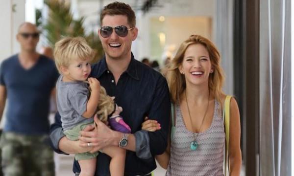 Michael Bublé con la moglie argentina Luisana ed il figlio Noah Il cantante Michael Bublé con moglie e figlio