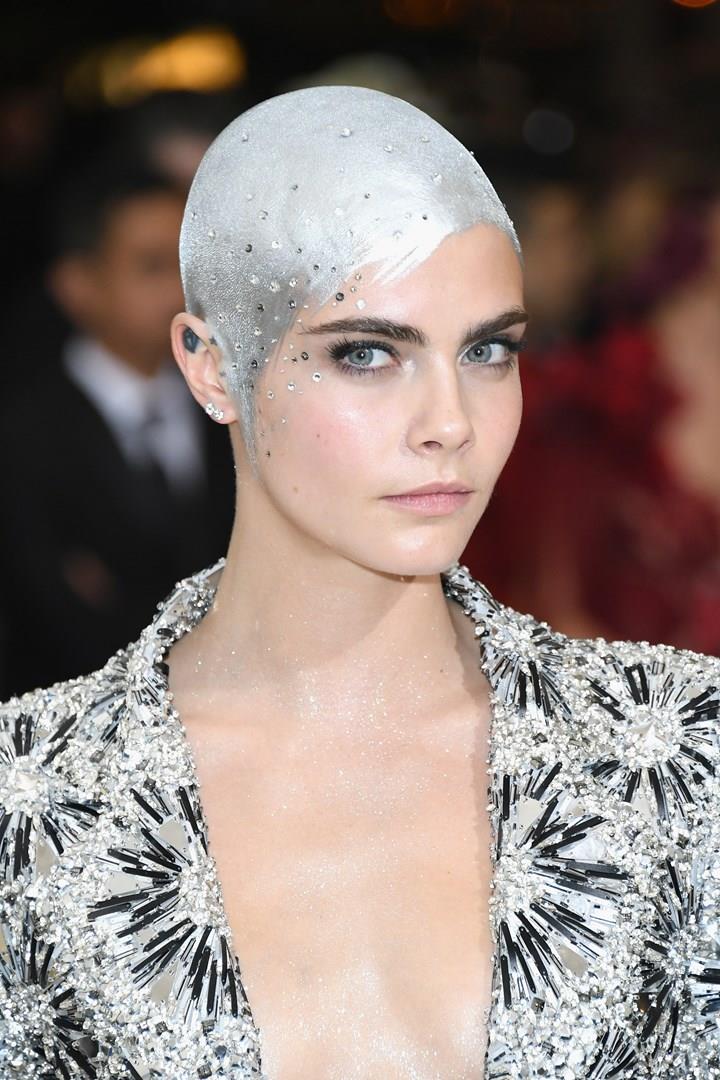 Cara Delevingne - capelli futuristici Cara Delevingne al MET Gala 2017
