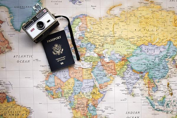 Il passaporto elettronico Un passaporto, una fotocamera e una mappa