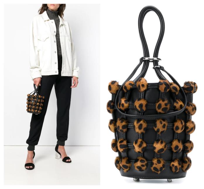 Borsa a secchiello con pompon motivo leopardato A/I 2018-2019 A secchiello con motivo leopardato, la borsa di tendenza per l'autunno 2018