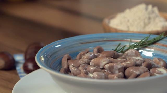 La ricetta di Giallo Zafferano per realizzare gli gnocchetti di castagne con crema al taleggio Gustosi gnocchetti guarniti con crema al taleggio