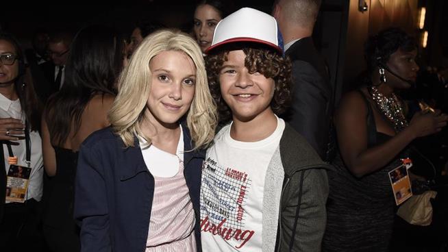 Millie Bobby Brown e Gaten Matarazzo al party Stranger Things Millie Bobby Brown e Gaten Matarazzo a una festa