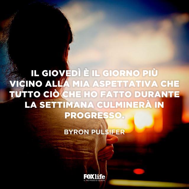 Frase Pulsifer Ragazza con le braccia intorno alle spalle osserva il tramonto