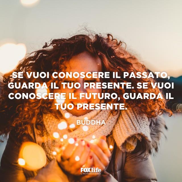 Per conoscere il passato bisogna guardare il presente Ragazza con delle luci tra le mani