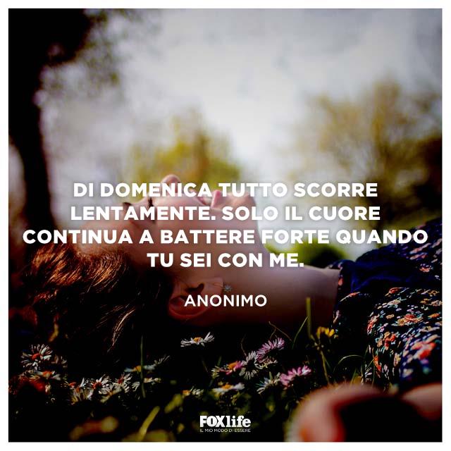 La domenica è un giorno di relax Ragazza sdraiata su un prato