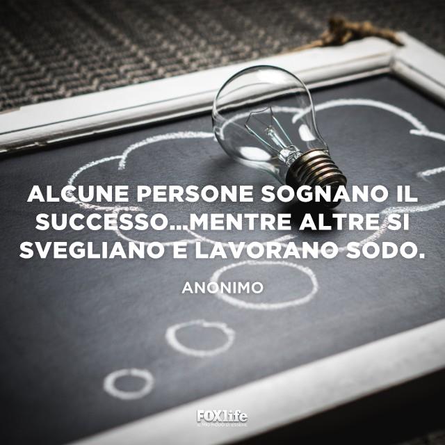 Frase sul lavorare sodo Lampadina su una lavagna