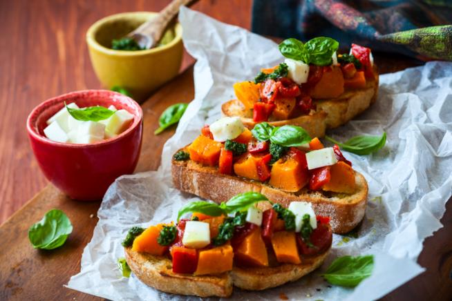 Bruschette con pomodorini, mozzarella e zucca grigliata Bruschette con pomodorini, zucca, mozzarella e pesto