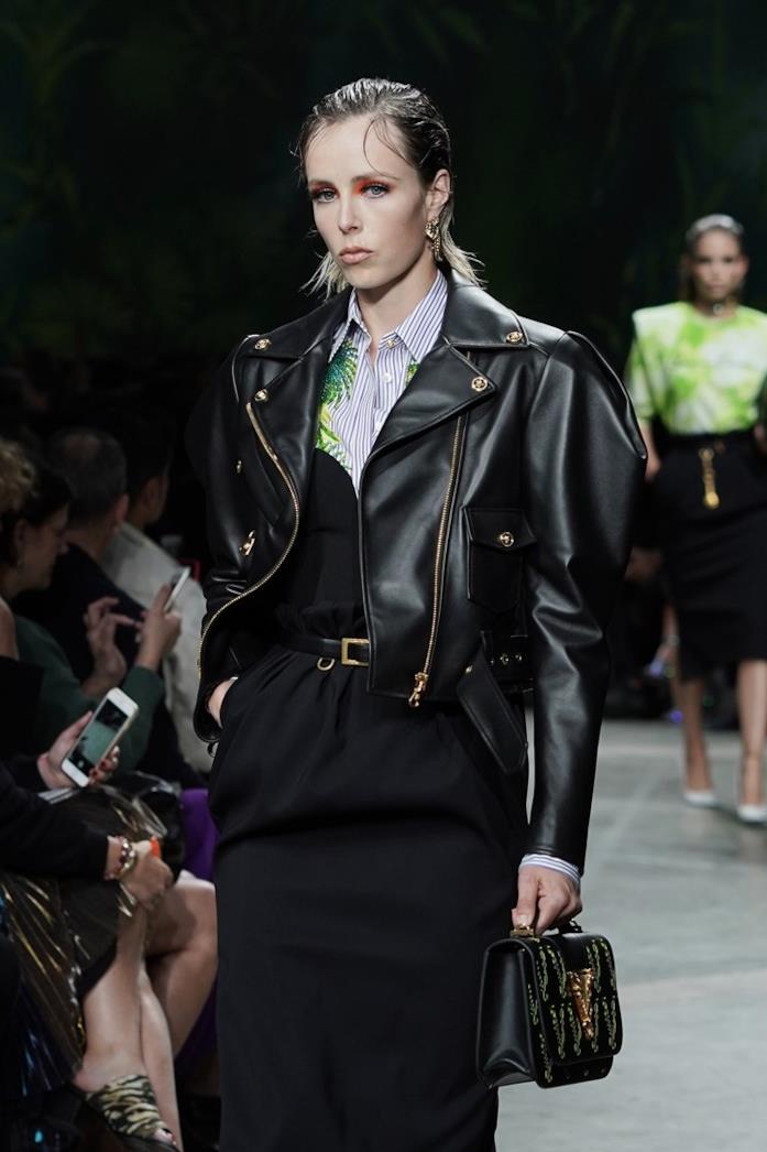 sfilata Versace Un look della sfilata Versace