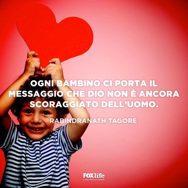 Frase Tagore Bambino con un cuore di pezza sulla testa