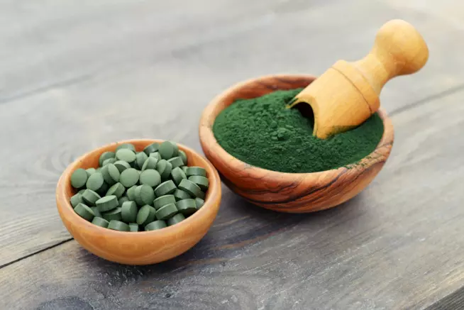 Proprietà, benefici e controindicazioni della miracolosa alga spirulina, amatissima da chi segue diete e da chi fa sport Alla scoperta dei benefici, delle proprietà e delle controindicazioni dell'alga spirulina
