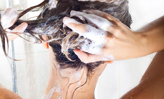 Per avere dei ricci perfetti è meglio evitare l'acqua bollente Donna sotto la doccia