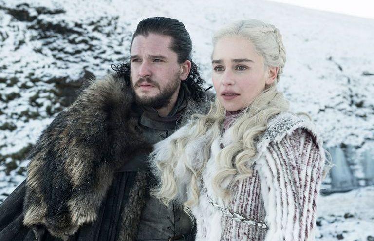 Emilia Clarke e Kit Harington nella stagion 8 di Game of Thrones Jon Snow e la Khaleesi in Game of Thrones 8