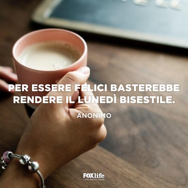 Lunedì bisestile Mano di donna con una tazza di cappuccino