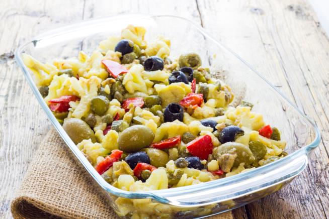 Insalata di rinforzo: la ricetta con gli ingredienti della tradizione Insalata di rinforzo