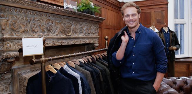 Sam Heughan presenta a New York la sua Barbour Signature Collection Sam Heughan in piedi accanto ad alcuni abiti Barbour