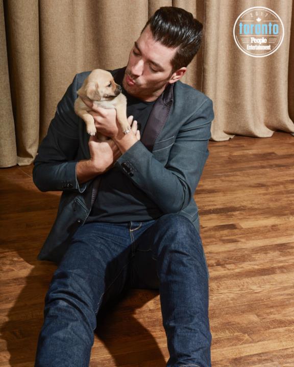 Jonathan Scott tiene un cucciolo in braccio