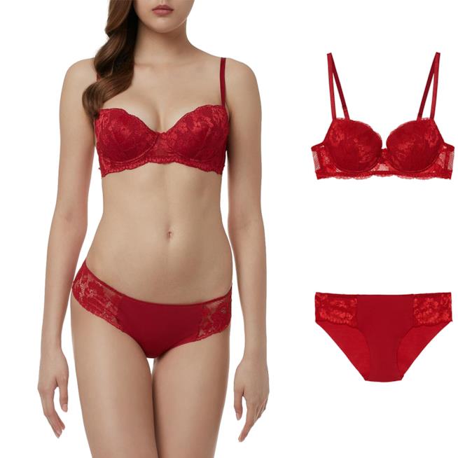 Intimo rosso con pizzo per Capodanno di Intimissimi Intimo rosso Capodanno Intimissimi