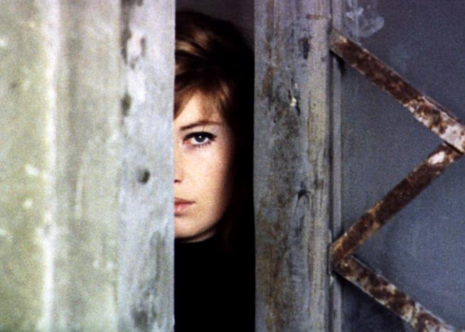 A Venezia 74 in sezione Classici Deserto Rosso di Michelangelo Antonioni Una immagine di Monica Vitti in Deserto Rosso di Michelangelo Antonioni