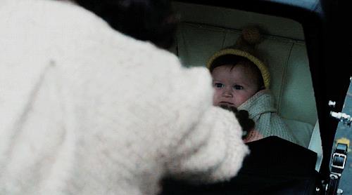 Brianna Brianna nella carrozzina si lascia aggiustare il cappellino dalla mamma
