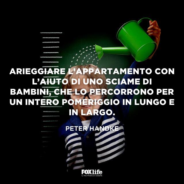 Frase Handke Bambino con un un annaffiatoio