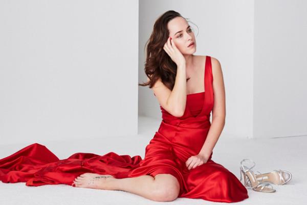 Intimissimi ha tra le sue nuove testimonial Dakota Johnson Dakota Johnson nella campagna pubblicitaria di Intimissimi