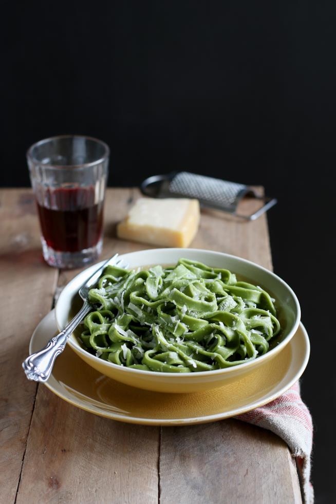 Ricetta delle tagliatelle verdi agli spinaci fatte in casa condite con burro fuso Tagliatelle verdi fatte in casa con burro fuso