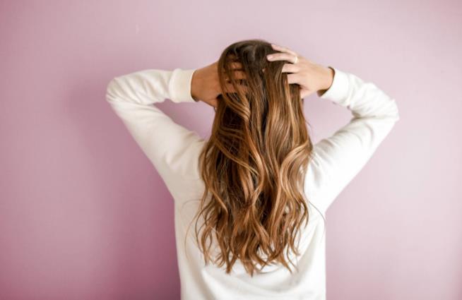 Capelli biondi senza il problema della ricrescita Una bionda dal retro