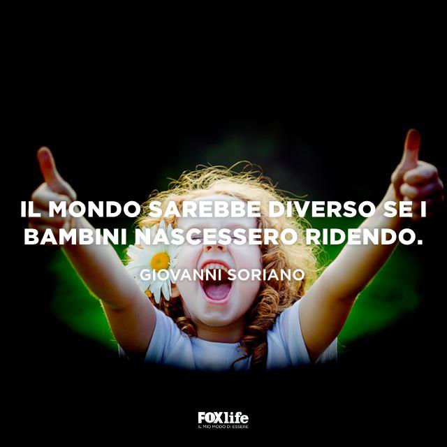Frase Soriano Bambina alza i pollici felice